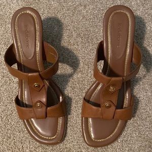 Ladies Liz Claiborne sandals. Size 9, Tan. Like new.